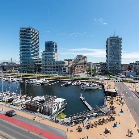 Luxury With Marina View And Free Parking アパート