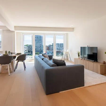 Luxury 2 Bedrooms Apartment With Harbor View And Free Parking *